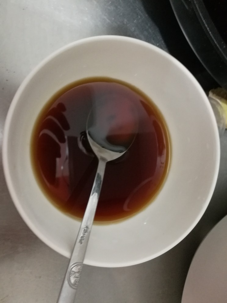 香煎培根金针菇,耗油一勺，酱油一勺，加点清水