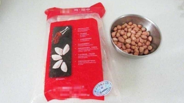 辣子鸡,准备<a style='color:red;display:inline-block;' href='/shicai/ 1051'>鸡中翅</a>和<a style='color:red;display:inline-block;' href='/shicai/ 4262'>花生米</a>