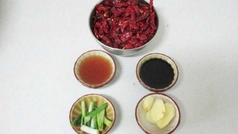 辣子鸡,准备调料，<a style='color:red;display:inline-block;' href='/shicai/ 86474'>干辣椒</a>剪成段