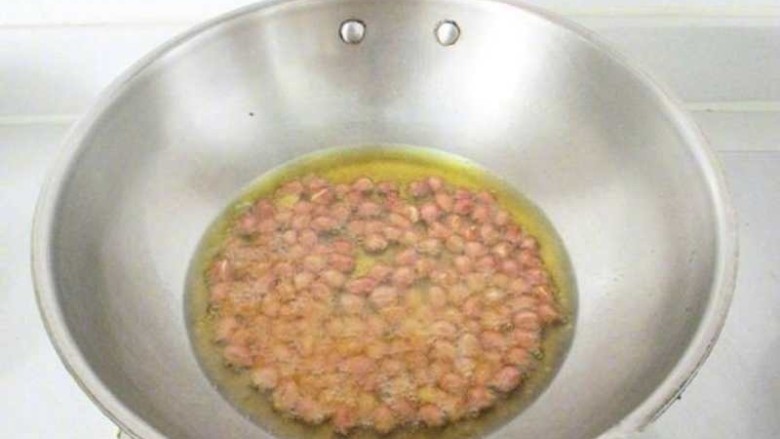 辣子鸡,冷锅冷油，把花生米倒入炸香后捞起