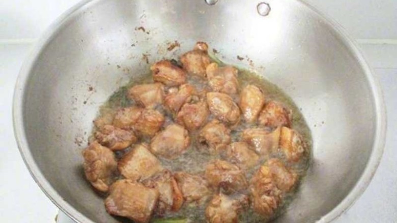 辣子鸡,再把腌制好的鸡中翅捞起加入锅中