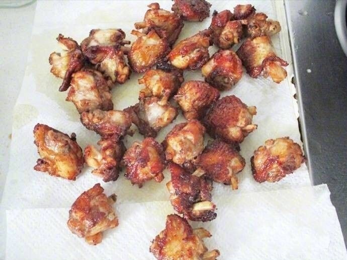 辣子鸡,炸至酥脆后捞起控油