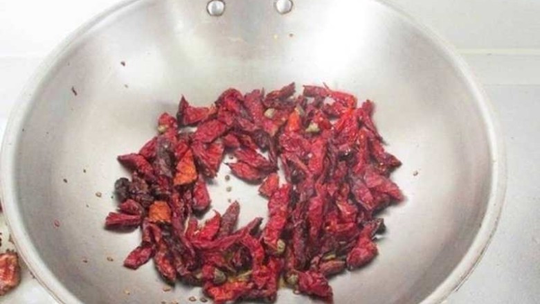 辣子鸡,留底油把干辣椒倒入不断的翻炒出香味