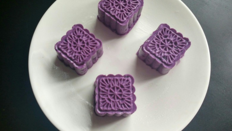 紫薯饼,盘中也刷一层薄薄的油,将模具中的紫薯放入盘中,依次做好。