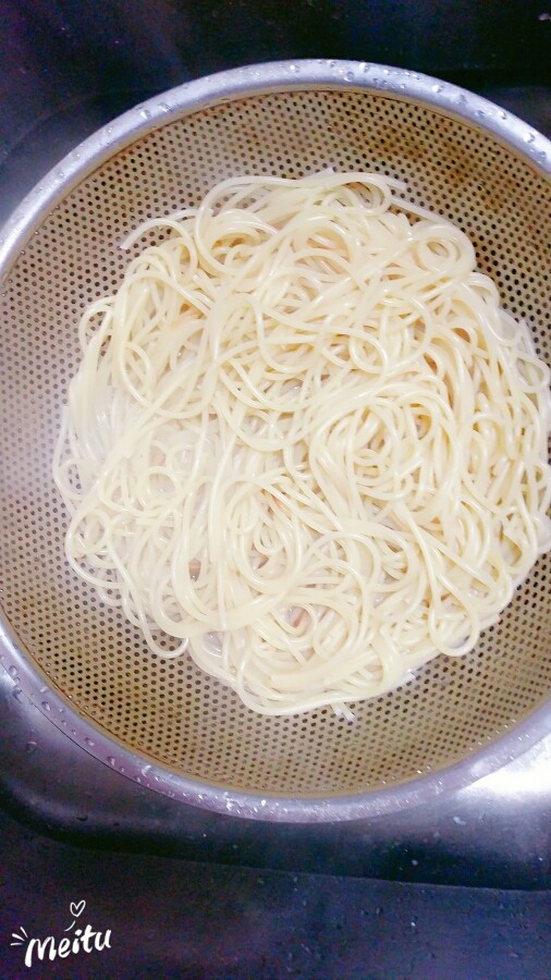 番茄意大利面,水开煮5分钟左右,面比较耐煮