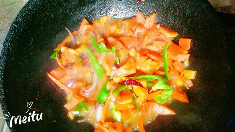 番茄意大利面,加入柿子椒丝,加入<a style='color:red;display:inline-block;' href='/shicai/ 134333'>黑胡椒</a>,蘑菇精