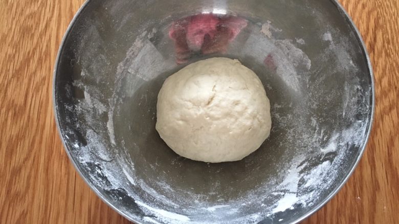 韭菜饼,揉成面团,用湿布盖起来醒一下;