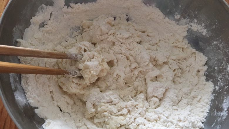 韭菜饼,慢慢加入热水,用筷子拌一拌,不要一下子加入水;(每种面粉吸水性不一样)