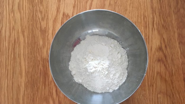韭菜饼,称好面粉;