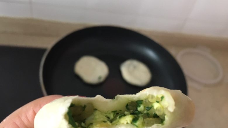 韭菜饼,刚出炉,忍不住吃一个~,喜欢馅料多的可以多加一些哦!