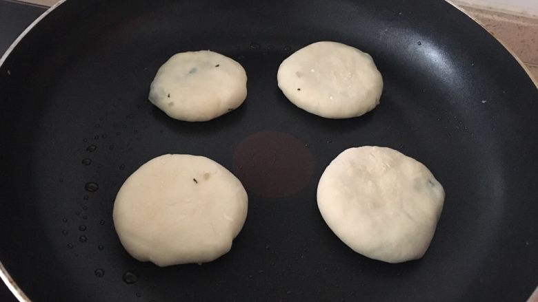 韭菜饼,平底锅刷一点油,把饼皮放进去;