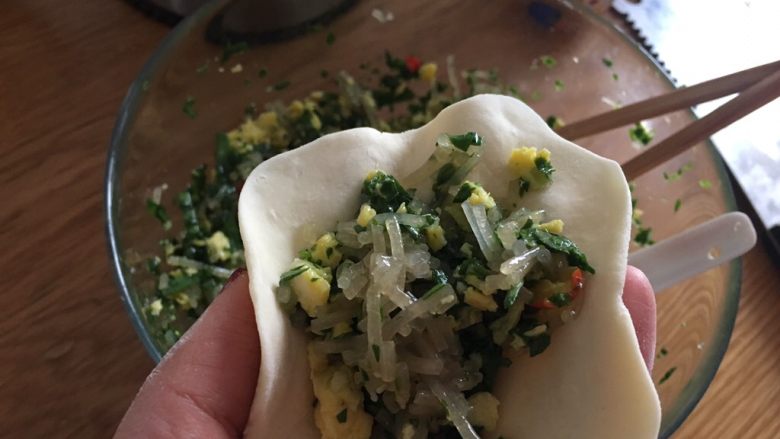 韭菜饼,开始包入馅料,有点像包包子;