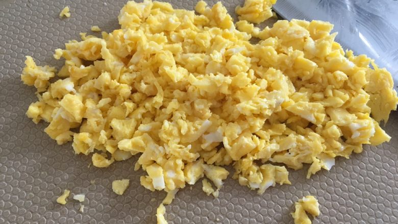韭菜饼,把鸡蛋切碎;