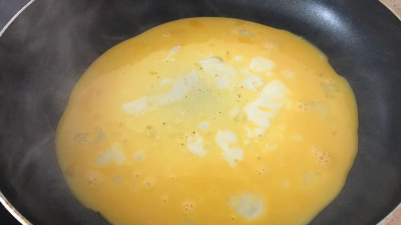 韭菜饼,倒入平底锅;