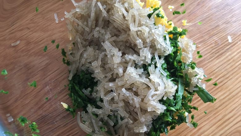 韭菜饼,三种材料混合;