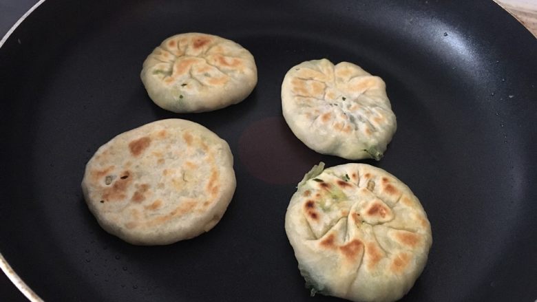 韭菜饼,一面烙至金黄后,翻面继续烙熟即可;