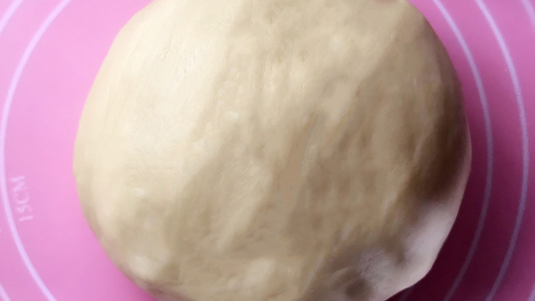 蘑菇小面包,面团盖上保鲜膜,放入烤箱,发酵至两倍大,温度控制在30度左右,旁边放一碗温水。