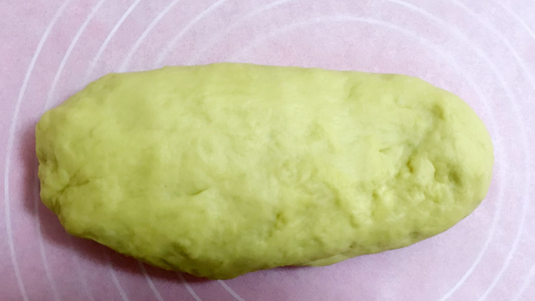 蘑菇小面包,取出发酵好的面团,轻压排气。