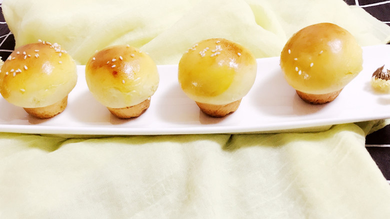 蘑菇小面包,放入烤箱180度上下火,烤箱中下层,烘烤15-20分钟。具体时间温度根据自己家烤箱调整。