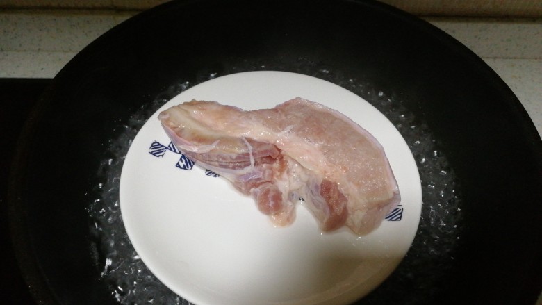 回锅肉(蒜香炒回锅肉),将洗干净的五花肉放在锅里蒸到七分熟,(筷子可以扎的过去就好)