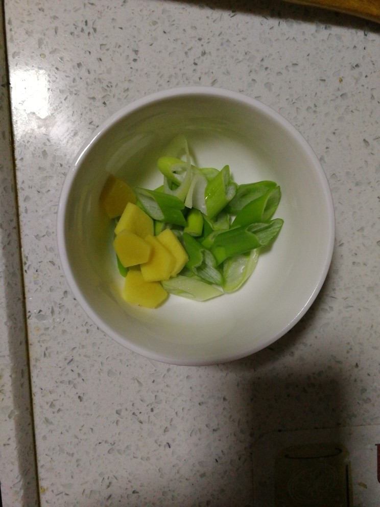 回锅肉(蒜香炒回锅肉),将葱 姜 蒜 全部切成小块,