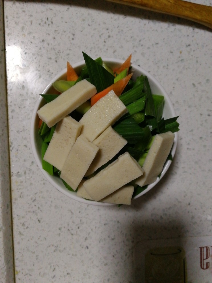 回锅肉(蒜香炒回锅肉),蒜苗 灯笼椒,红萝卜,千叶豆腐,切成小片,