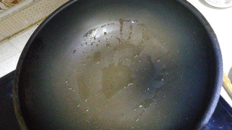 回锅肉(蒜香炒回锅肉),热油,锅里添加30ml的油,(因为五花肉也是可以练出油来的😋)