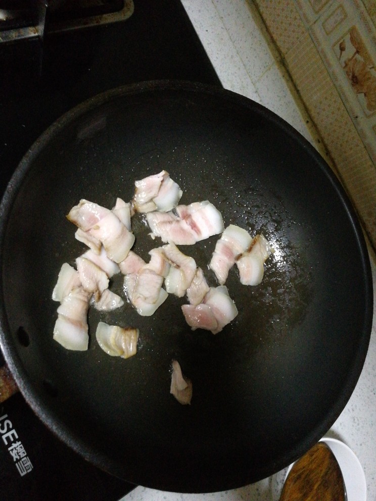 回锅肉(蒜香炒回锅肉),将七分熟的五花肉煸的稍微干一点,