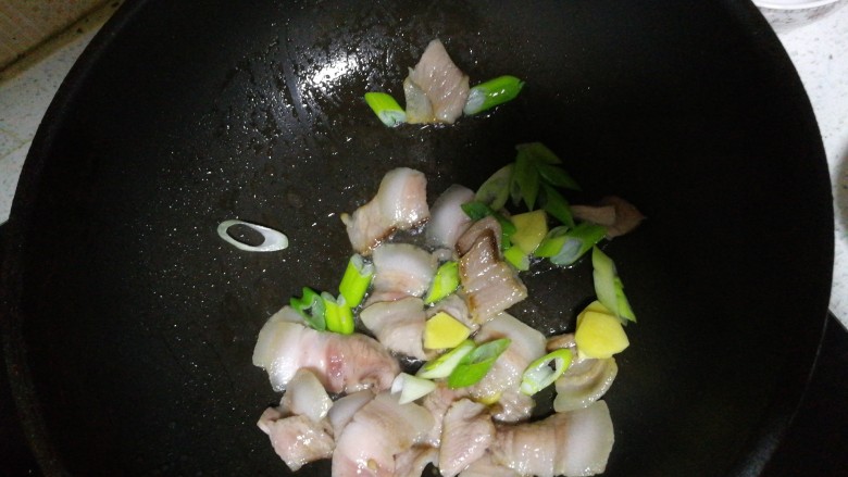 回锅肉(蒜香炒回锅肉),感觉可以了,就可以下葱姜蒜,翻炒均匀,