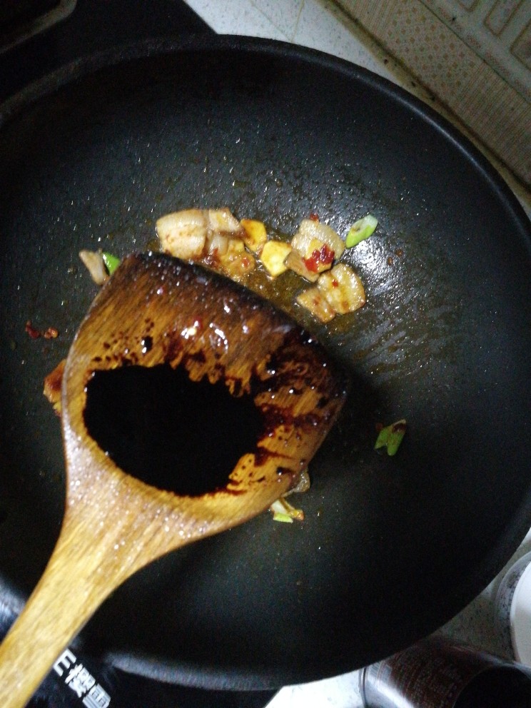 回锅肉(蒜香炒回锅肉),添加老抽大约10-15ml翻炒均匀。
