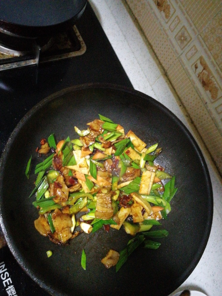 回锅肉(蒜香炒回锅肉),添加辅料,蒜苗 胡萝卜,灯笼椒,千叶豆腐(少许)。