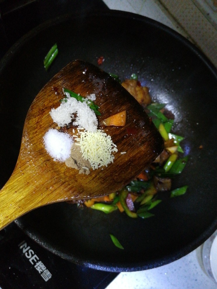 回锅肉(蒜香炒回锅肉),添加调料,盐 十三香 鸡精 白沙糖,翻炒均匀即可