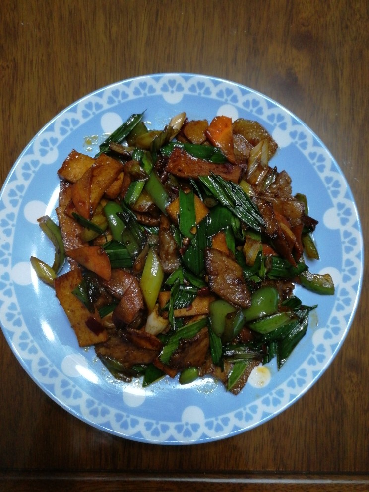 回锅肉(蒜香炒回锅肉),看到菜的颜色有变化,基本上就OK了,添加少许淀粉水即可出锅。