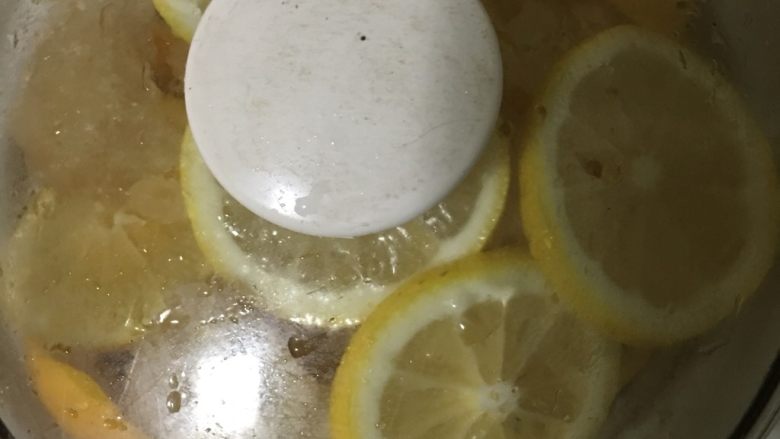 柠檬膏,炖锅里一层柠檬,一层冰糖的叠放,开始炖煮