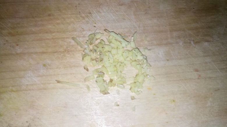肉丸豆腐菠菜汤,姜切碎