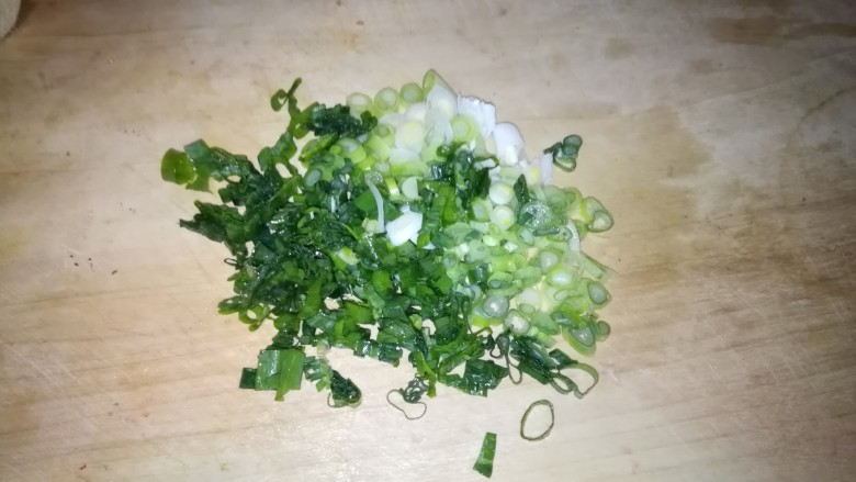 肉丸豆腐菠菜汤,葱切碎