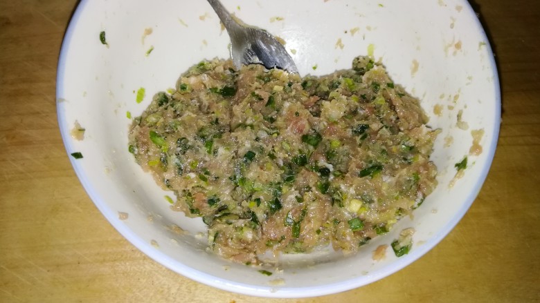 肉丸豆腐菠菜汤,搅拌均匀腌制10分钟