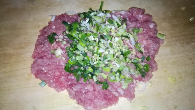 肉丸豆腐菠菜汤,把三种食材一块剁