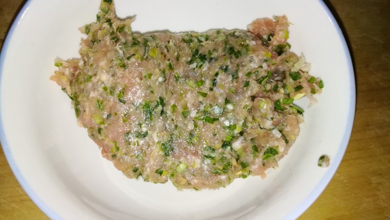 肉丸豆腐菠菜汤,剁成肉糜状,装盘备用