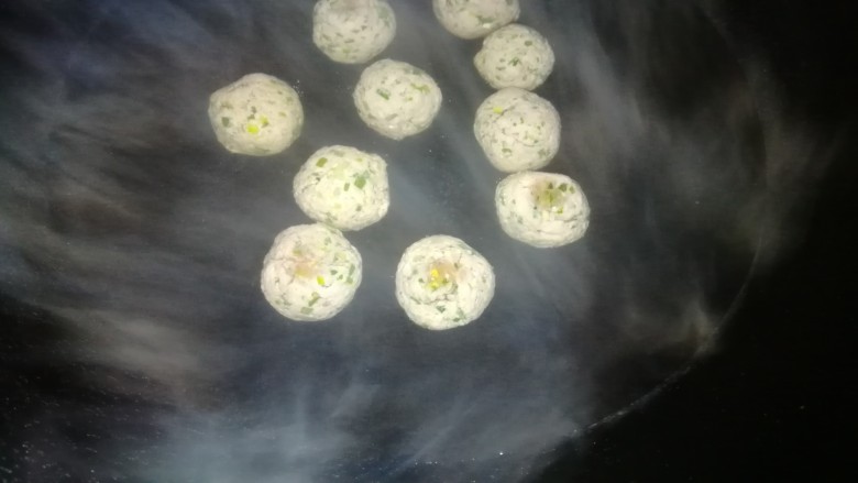 肉丸豆腐菠菜汤,水开把丸子下锅