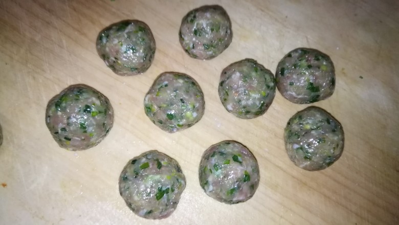 肉丸豆腐菠菜汤,团成大小均匀的丸子