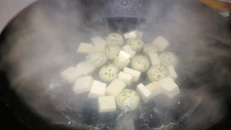 肉丸豆腐菠菜汤,加入豆腐块