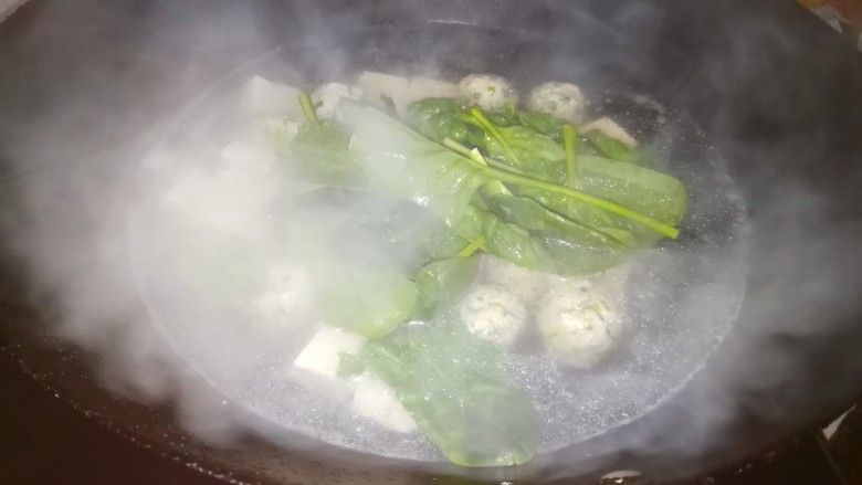 肉丸豆腐菠菜汤,加入菠菜