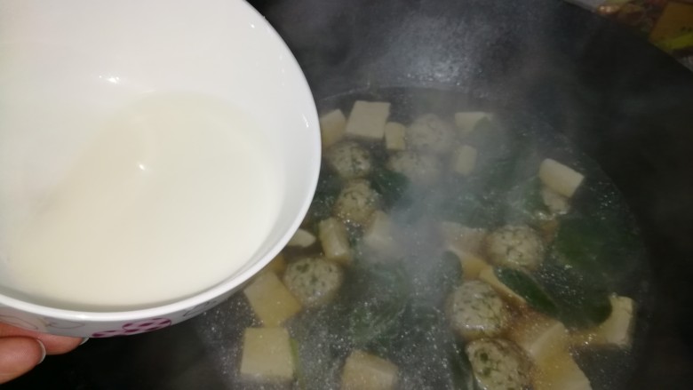 肉丸豆腐菠菜汤,加入适量水淀粉