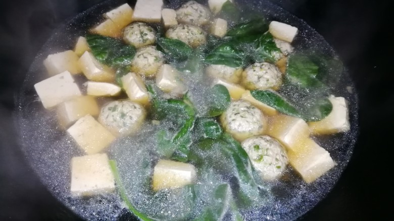 肉丸豆腐菠菜汤,加入适量盐和老抽
