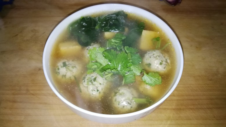 肉丸豆腐菠菜汤,撒点香菜