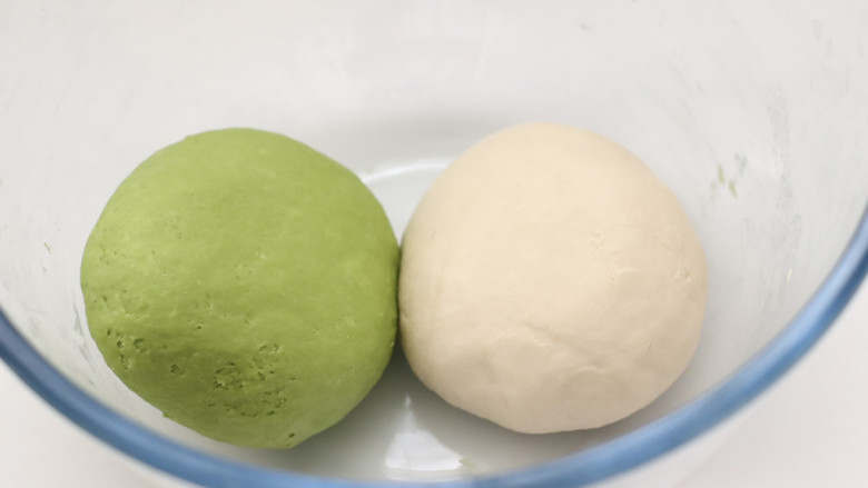 #闹元宵#翡翠韭菜海虹饺子,和成绿色的面团,剩下的125克面粉放入70克清水和成白色的面团,静置松弛半小时。