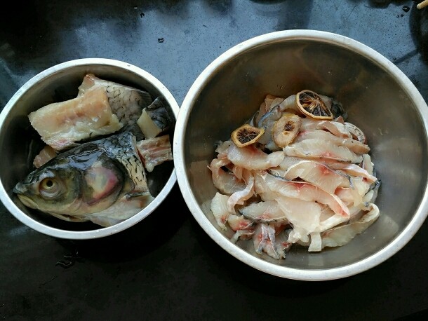 酸菜鱼,<a style='color:red;display:inline-block;' href='/shicai/ 397'>草鱼</a>洗净,肢解鱼,大概就是从一根刺那儿片下去,骨肉分离,肉片薄片,骨剁块,实在不会就让卖鱼的给你片好。 我这个鱼不是我片的,我先生片的,我要片比他片的好。
