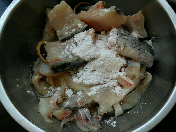 酸菜鱼,鱼片加适量生粉，一勺<a style='color:red;display:inline-block;' href='/shicai/ 718'>料酒</a>，少量盐，2个<a style='color:red;display:inline-block;' href='/shicai/ 59093'>鸡蛋清</a>抓匀腌制十分钟，除了鱼头，其它的我都腌制了