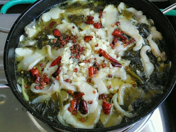 酸菜鱼,把油泼在蒜粒上,哦了,可以吃了